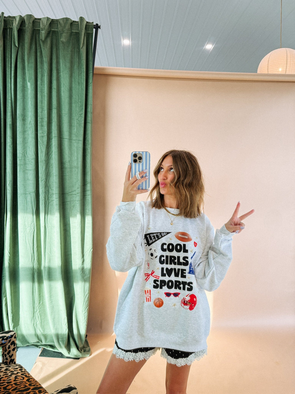 Cool Girls Love Sports Sweatshirt - Hanes / Ash