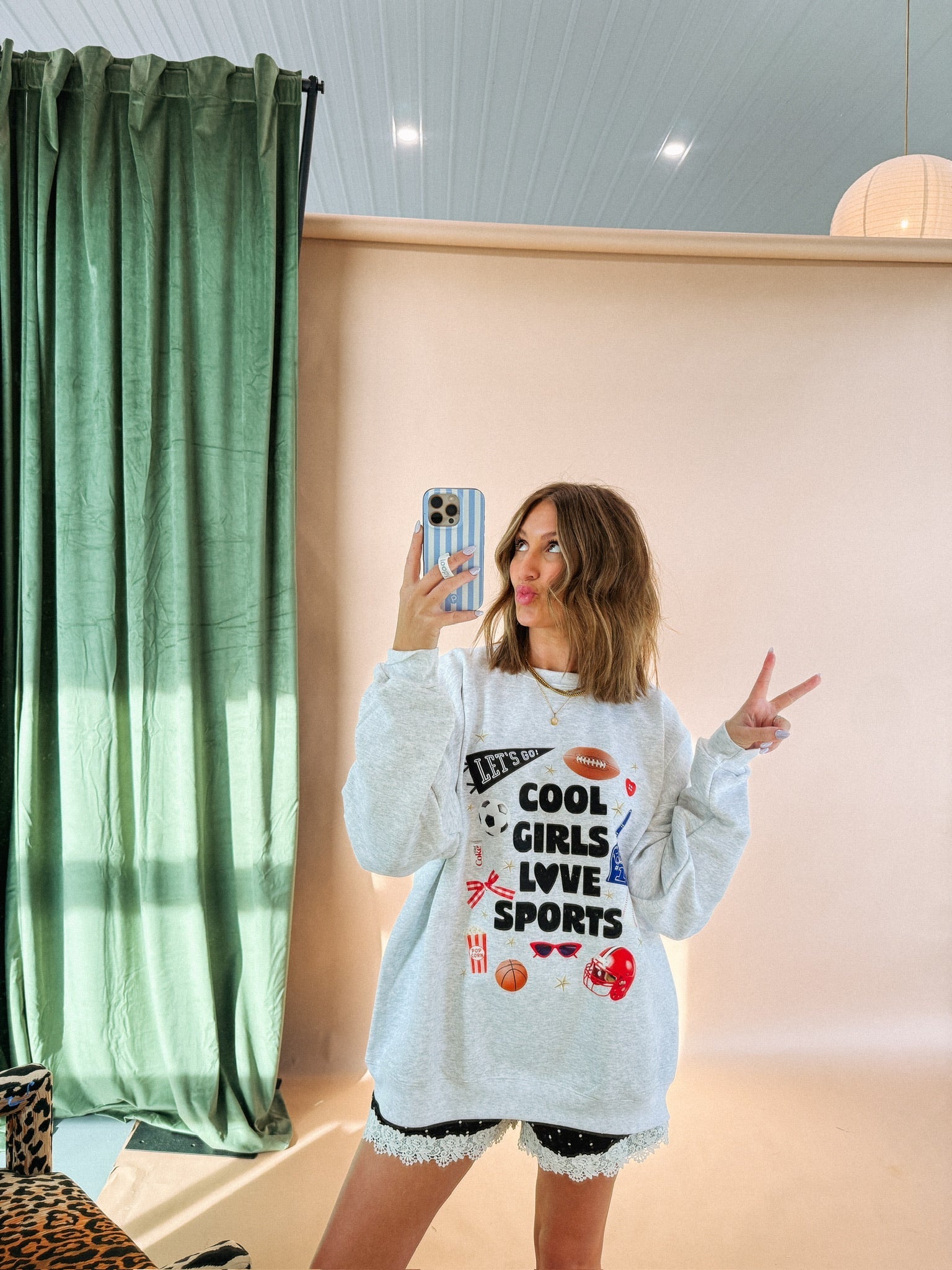 Cool Girls Love Sports Sweatshirt - Hanes / Ash