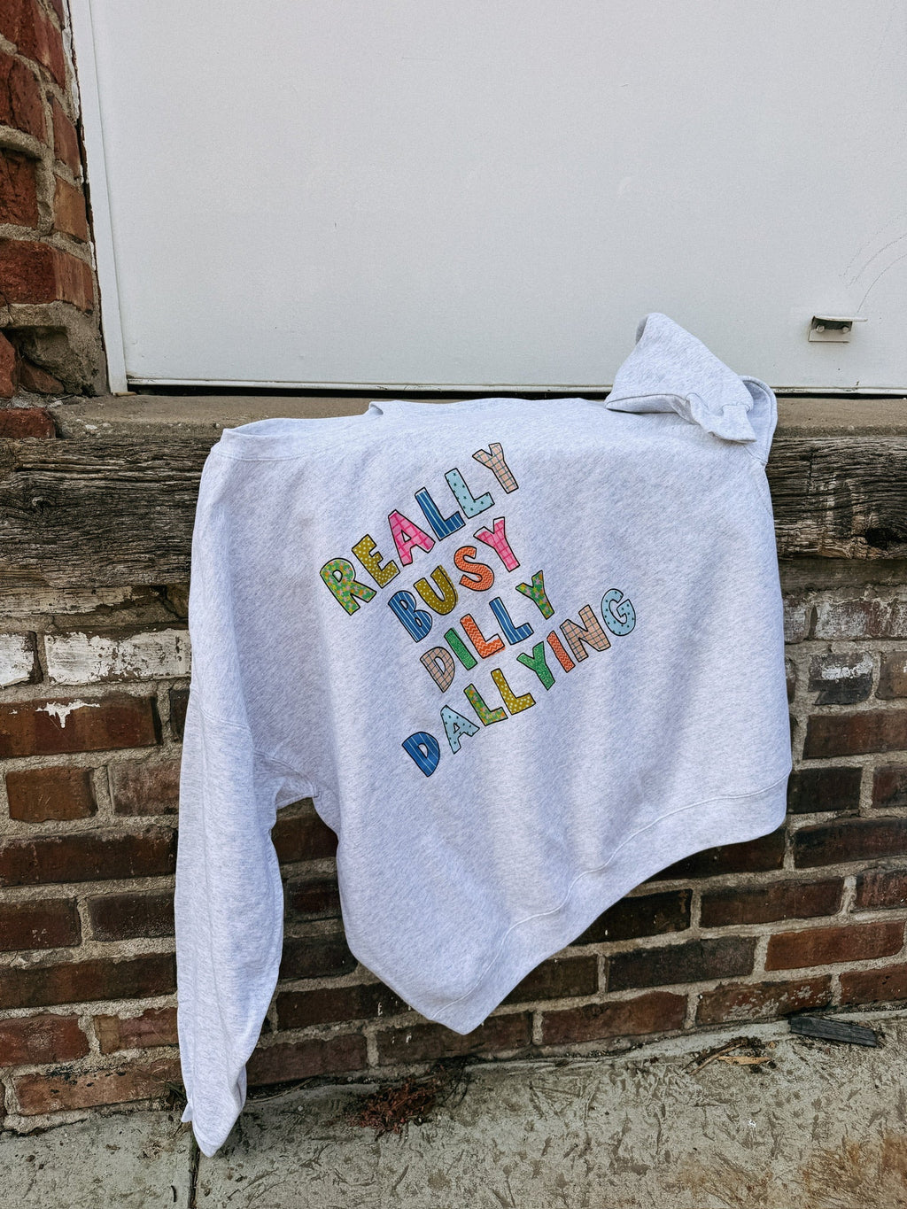 Dilly Dallying Sweatshirt - Hanes / Ash